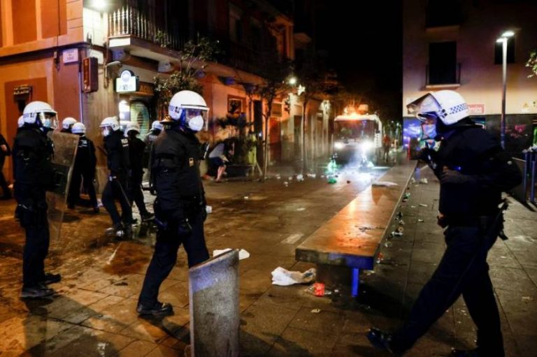 Mozos y Guardia Urbana desalojan al pueblo en una Barcelona pese a que la Justicia prohibiera el Toque de Queda  