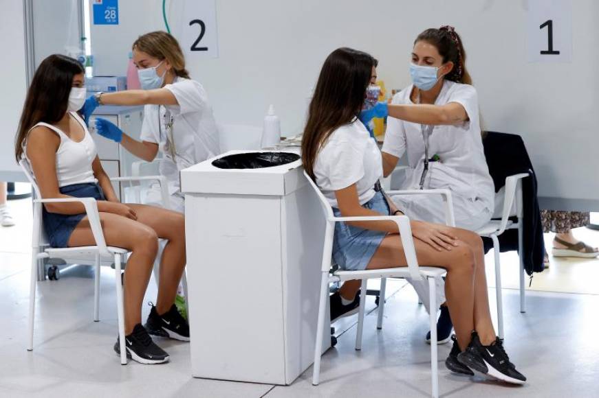 FOTOGRAFÍA. BARCELONA (ESPAÑA), 25.08.2021. El 50,7 por ciento de los menores de 12 a 15 años ya han recibido la primera dosis de la vacuna anticovid en Cataluña. eFE