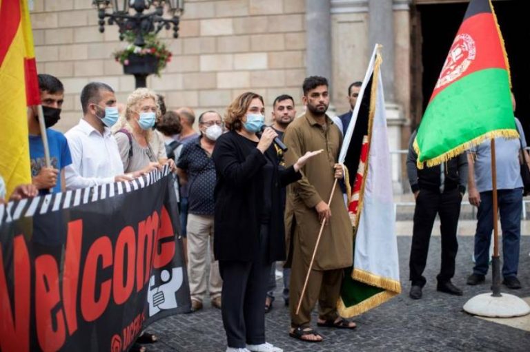 La alcaldesa de Barcelona Ada Colau Ballano exige visados para los inmigrantes afganos