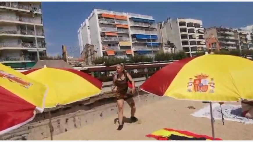 FOTOGRAFÍA. BLANES (GERONA) ESPAÑA, 22.08.2021. Una imagen muestra la violencia de una mujer separatista contra el pueblo español en una playa de Blanes (Gerona). Ñ Pueblo (4)