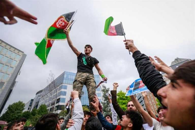 El Emirato Islámica (Talibanes) de Afganistán permitirá la bandera nacional del país hasta que se establezca el nuevo Gobierno