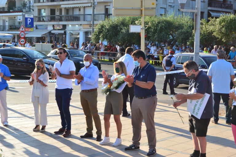 Galería foto de la resistencia de diputados VOX frente al separatismo en Cambrils en el homenaje a víctimas del 17A 