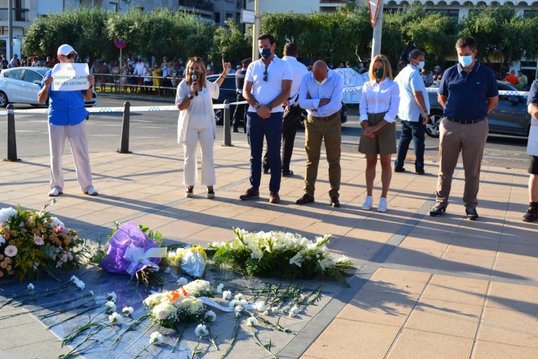 VOX, acosado por el separatismo, homenajea a las víctimas del 17A blindado por fuerte dispositivo policial en Cambrils (Tarragona)
