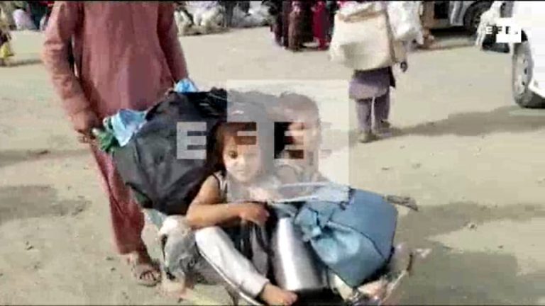 Miles de huidos por la guerra hacen fila para volver a Afganistán tras declarar los talibanes el fin de la guerra en el país