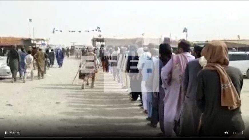 FOTOGRAFÍA. CHAMÁN 8PAKISTÁN), 16.08.2021. Cientos de personas hacen fila para poder pasar por el control de seguridad para poder entrar a Afganistán. ñ pUEBLO (2)