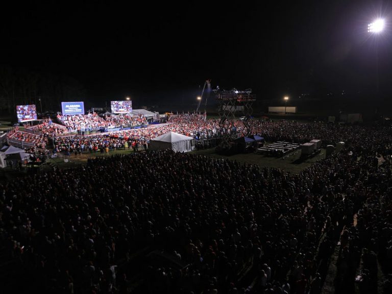 Exigen el «Impeachment» de Joe Biden (Proceso de destitución) en el multitudinario mitin de Trump en Cullman (Alabama)