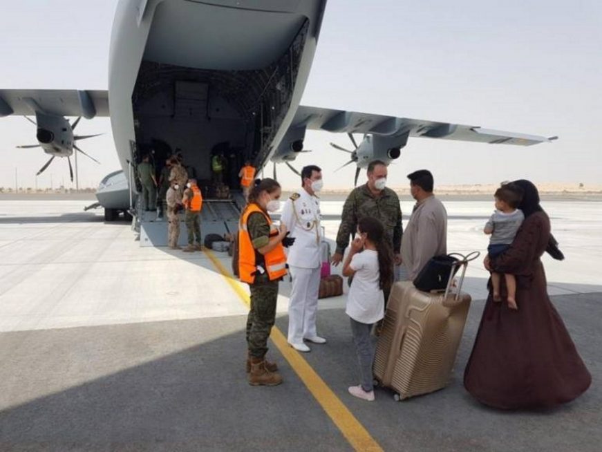 FOTOGRAFÍA. DUBAÍ (EMIRATOS ÁRABES UNIDOS), 20.08.2021. El avión español de las fuerzas armadas en el aeropuerto de Dubái. Imagen facilitada por Ministerio de Defensa. Efe