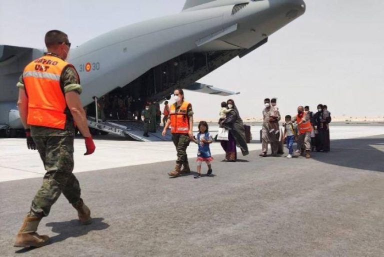 Aterriza a Dubái el avión del Ejército de España con 110 españoles e inmigrantes afganos colaboradores de España