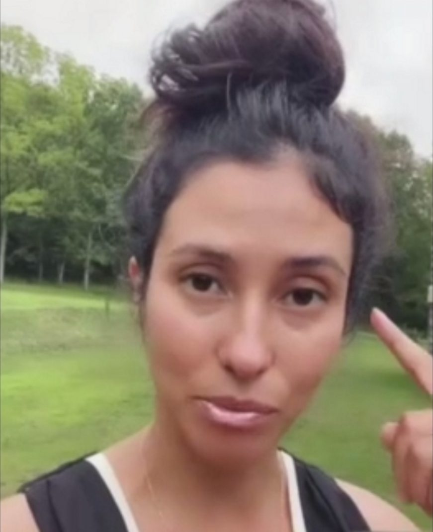 FOTOGRAFÍA. ESTADOS UNIDOS, AGOSTO 2021. Una joven pide dejar de confiar en las compañías farmacéutica ante la colonización masiva de las consciencias. Ñ Pueblo