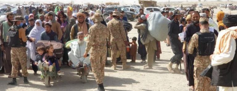 Pakistán mata a tiros a inmigrantes afganos que intenta cruzar la frontera de Afganistán con Pakistán