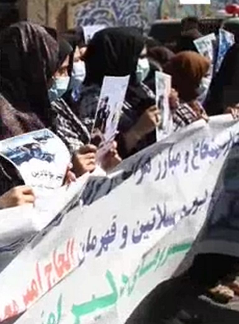 Mujeres protestan en Herat (Afganistán) en contra del rápido avance de los talibanes