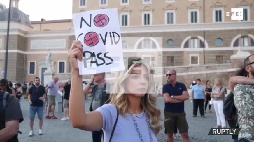 FOTOGRAFÍA. ITALIA, 08.08.2021. A gritos de «libertad», los manifestantes han tachado de «nazi» -en referencia al régimen del Tercer Reich de la Alemania Nazi de Adolfo Hitler-. Ñ Pueblo (1)