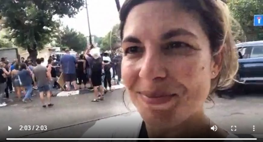FOTOGRAFÍA. JERUSALÉN (ISRAEL), AGOSTO DE 2021. Activistas protestan frente la casa del nuevo primer ministro de Israel, Naftalí Bennett. (Ñ Pueblo)