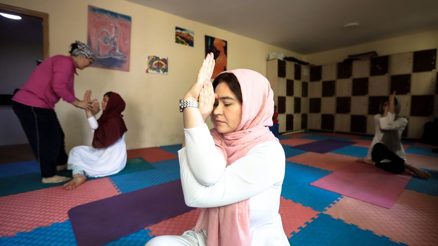 FOTOGRAFÍA. KABUL (AFGANISTÁN), 03.08.2021. La profesora de yoga afgana Fakhria Ibrahimi (i) en una de sus clases en Kabul. Efe