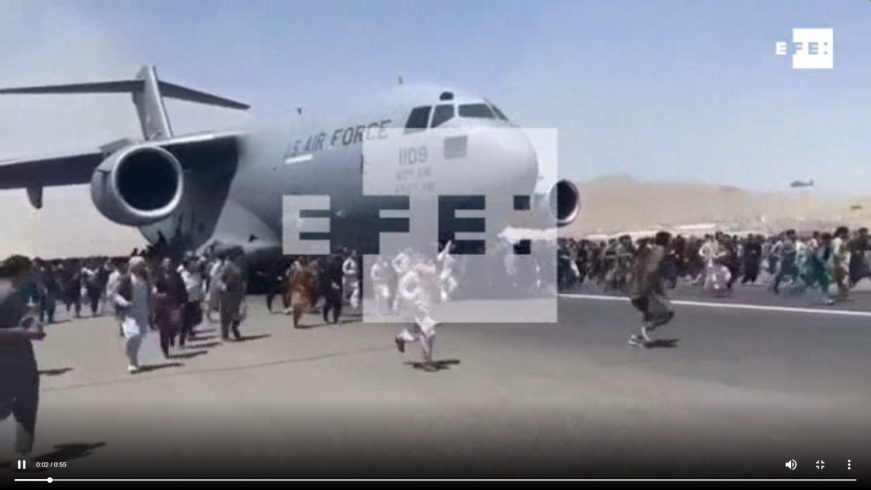 FOTOGRAFÍA. KABUL (AFGANISTÁN), 16.08.2021. Caos en el aeropuerto de Kabul durante el despegue de un avión estadounidense. (Ñ Pueblo) (4)
