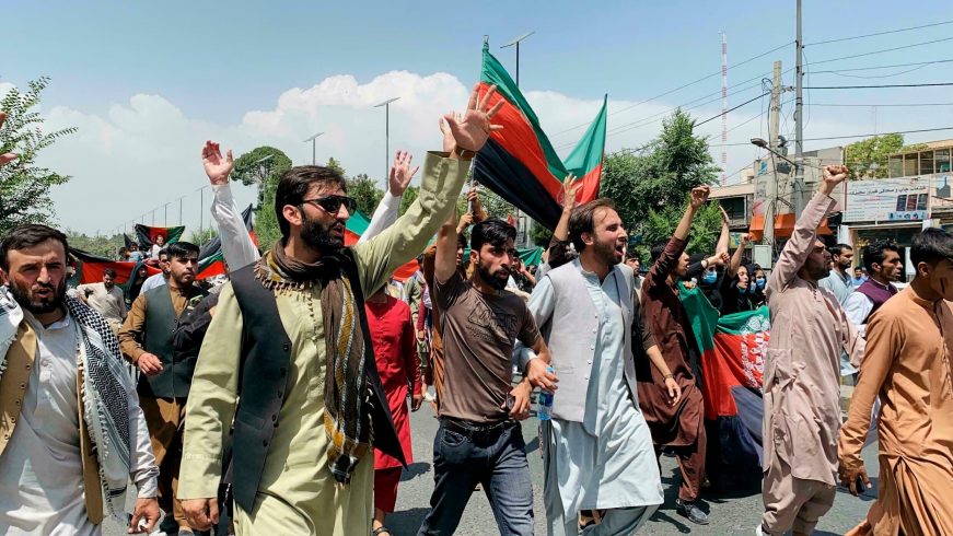 FOTOGRAFÍA. KABUL (AFGANISTÁN), 19.08.2021. Los afganos celebran el 102º aniversario del Día de la Independencia de Afganistán con la bandera nacional en Kabul,. Efe