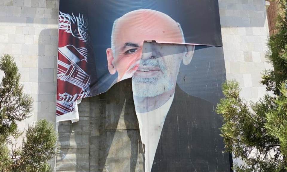 FOTOGRAFÍA. KABUL (AFGANISTÁN), 19.08.2201. Un cartel con la imagen del expresidente afgano Ashraf Ghani este jueves en Kabul. Efe