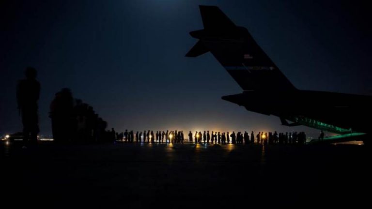 Los talibanes permitirán vuelos civiles tras el fin de la evacuación