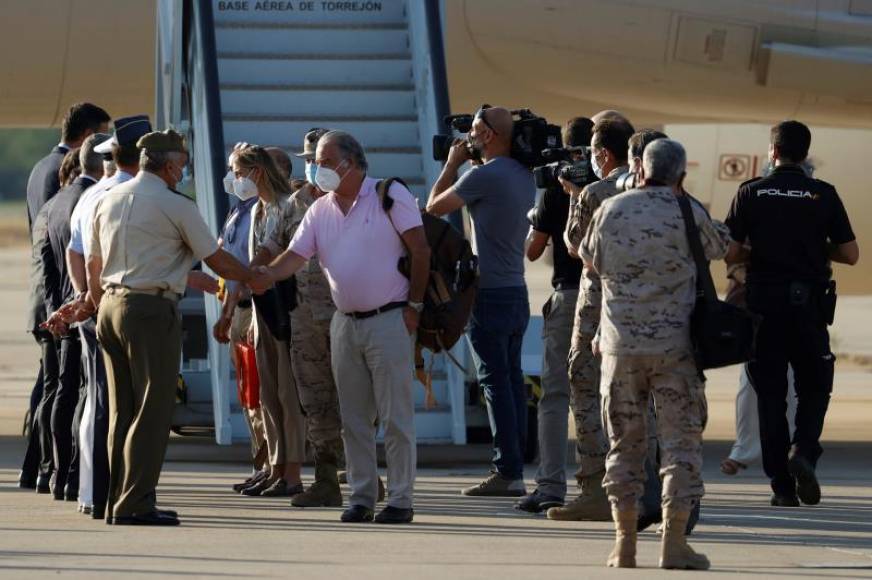 FOTOGRAFÍA. KABUL (AFGANISTÁN), 27.08.2021. El embajador español en Afganistán, Gabriel Ferrán (c), saluda a su llegada a la base militar de Torrejón de Ardoz. Efe