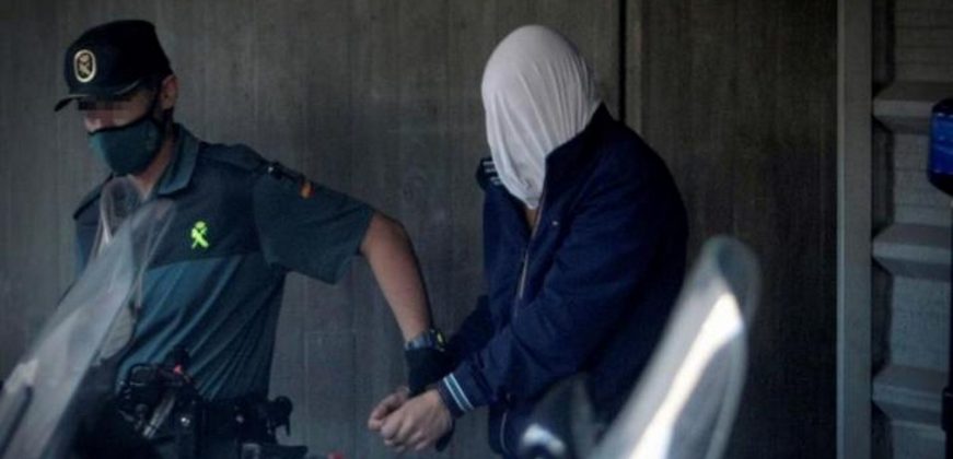 FOTOGRAFÍA. LA CORUÑA (ESPAÑA), 10.07.2021. Uno de los presuntos culpables del asesinato de Samuel Luiz es conducido a un furgón de la Guardia Civil. Efe