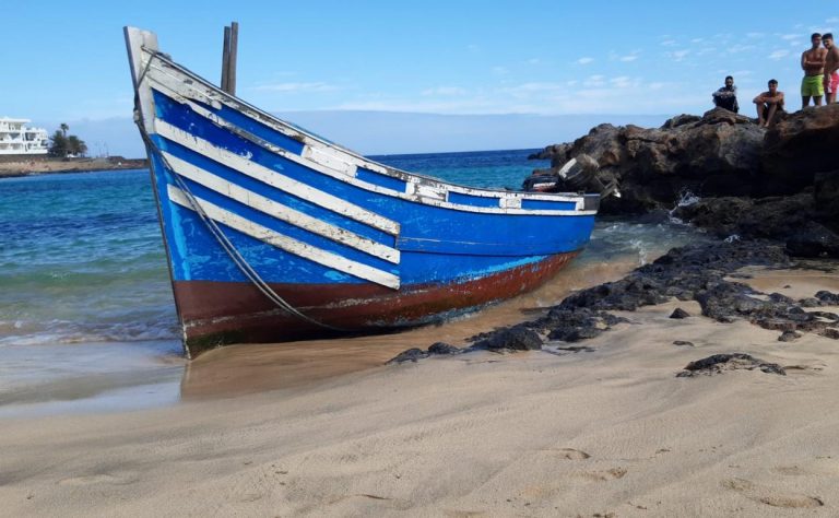 Llegan a Lanzarote (España) por sus medios 79 inmigrantes ilegales en 3 pateras