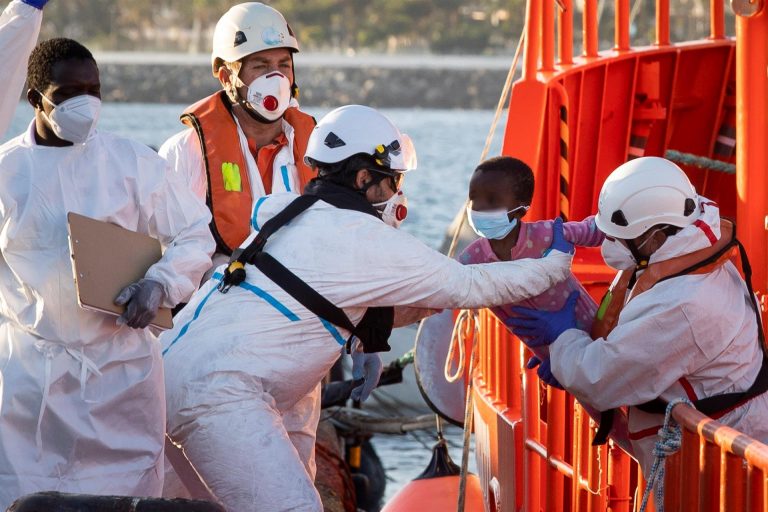 Varios ocupantes de una patera de 73 inmigrantes ilegales traslados al hospital