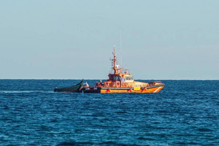 Recuperan otros cadáveres de inmigrantes ilegales que iban en la patera naufragada en Lanzarote (España)