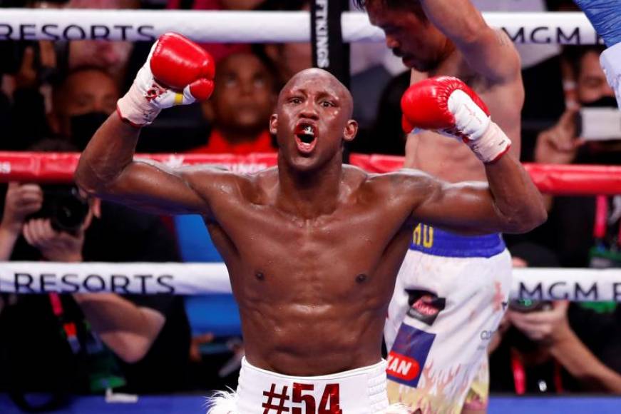 FOTOGRAFÍA. LAS VEGAS (EEUU), 22.08.2021. El cubano Yordenis Ugás celebra su victoria por decisión unánime al legendario púgil filipino Manny Pacquiao. Efe