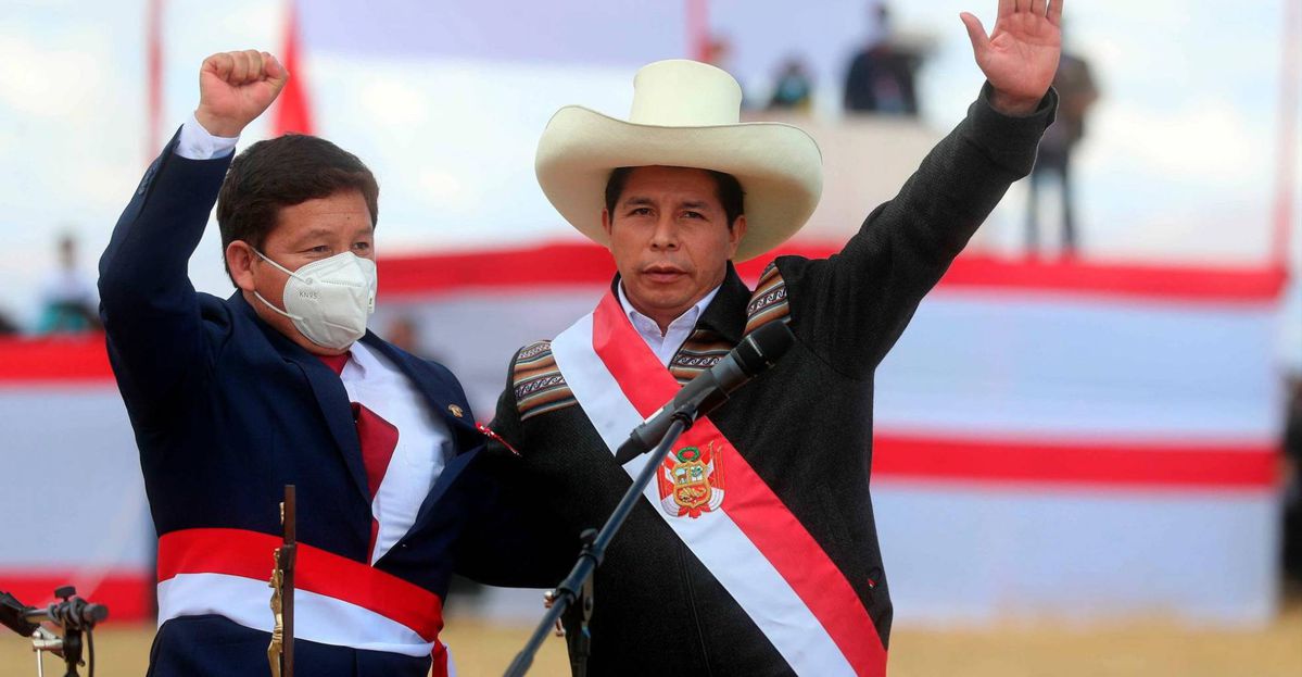 FOTOGRAFÍA. LIMA (PERÚ), 03.08.2021. Fotografía cedida por la Presidencia del Perú que muestra al recién investido presidente peruano Pedro Castillo (d). Efe