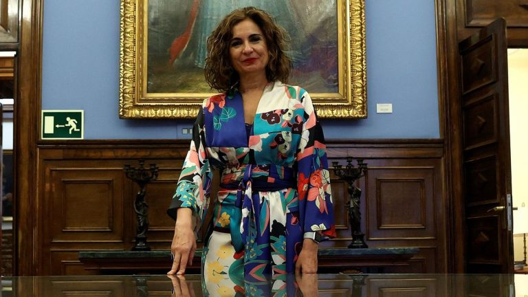 La ministra María Jesús Montero Cuadrado dice que Pedro Sánchez bajará la factura de la luz un 12%