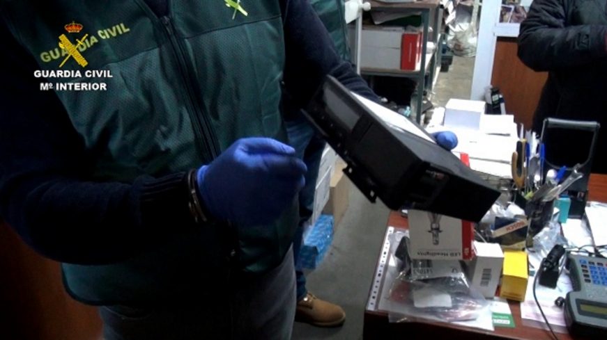 FOTOGRAFÍA. MADRID (ESPAÑA), 07.08.2021. La Guardia Civil detiene a 26 transportistas por utilizar tacógrafos digitales manipulados. Ñ Pueblo (1)