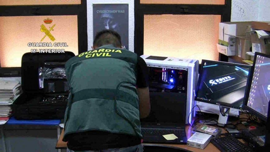 FOTOGRAFÍA. MADRID (ESPAÑA), 10.08.2021. La Guardia Civil disuelve grupos de más de 100.000 miembros de una conocida app de mensajería dedicados al carding. Ñ Pueblo