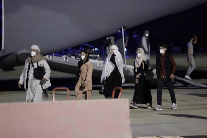 FOTOGRAFÍA. MADRID (ESPAÑA), 19.08.2021. Fotografía de la llegada del primer avión desde Afganistán con ciudadanos españoles y colaboradores del operativo de repatriación de España. Efe