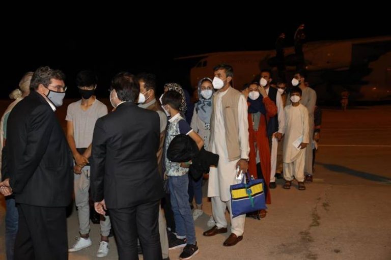 Afganistán: Los inmigrantes afganos colaboradores de España evacuados se distribuirán por centros de acogida mientras se tramita su petición de asilo