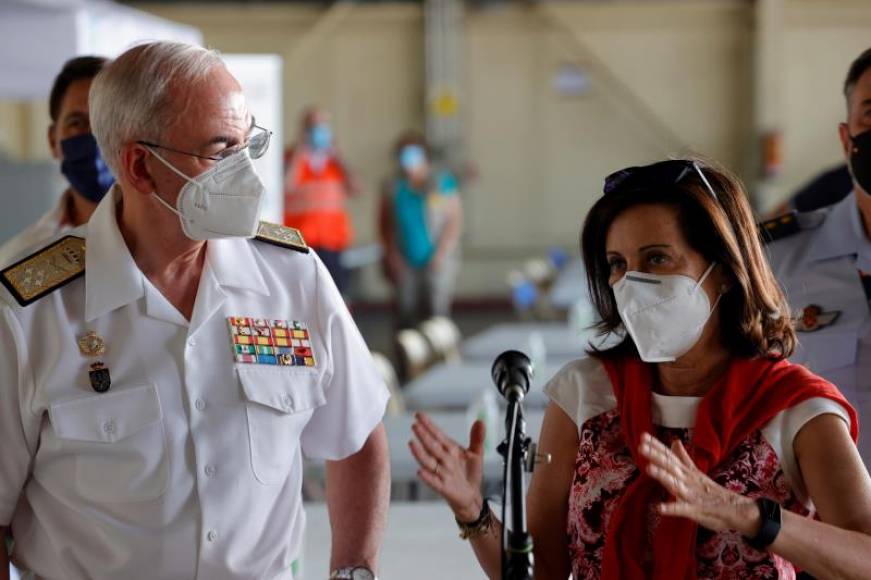 FOTOGRAFÍA. MADRID (ESPAÑA), 22.08.2021. La ministra de Defensa Margarita Robles (d) junto al Jefe del Estado de la Defensa (JEFAD), Teodoro López Calderón. Efe