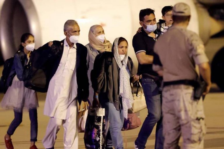 Afganistán: 354 de los 555 inmigrantes evacuados por el Ejército piden papeles, casa y sueldo a España