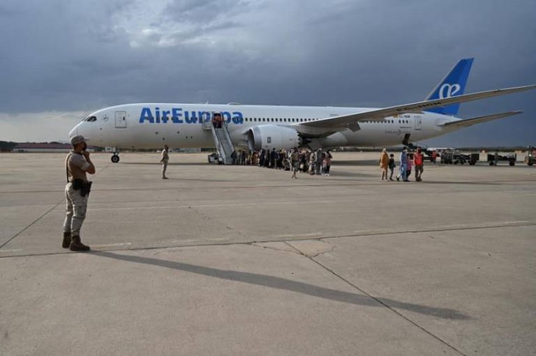Aterriza en Madrid un nuevo vuelo con 292 afganos evacuados por España