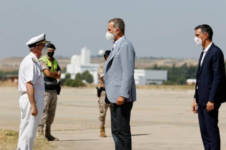 El rey, al lado de quienes han participado en la evacuación de Afganistán