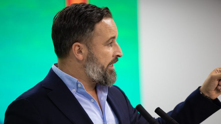 Abascal: PP y Cs quieren pagar sueldos a los «MENAS hasta los 25 años» en Andalucía mientras los andaluces «no pueden pagar la electricidad»