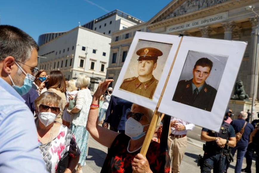 FOTOGRAFÍA. MADRID (ESPAÑA), AÑO 2021. Asistentes a la concentración convocada por la Asociación Víctimas del Terrorismo (AVT) y otros colectivos frente al Congreso de los Diputados. Efe