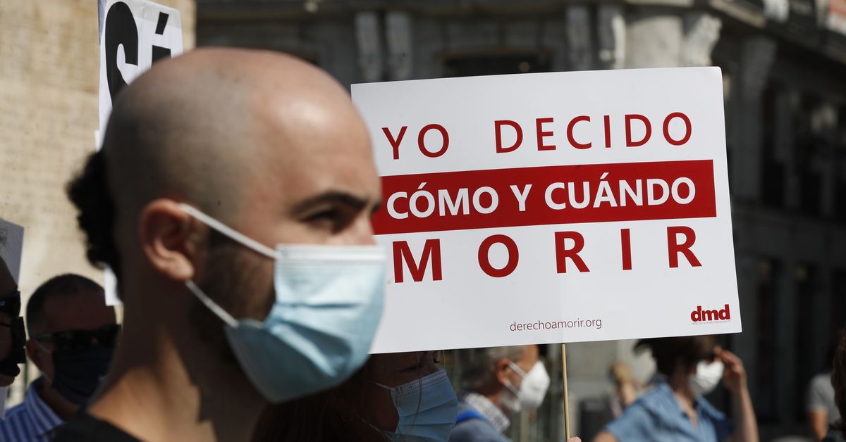 FOTOGRAFÍA. MADRID (ESPAÑA), JUNIO DE 2021. Miembros de la plataforma Derecho A Morir Dignamente durante una concentración en la Puerta del Sol de Madrid. Efe