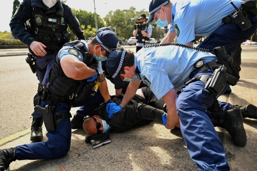 FOTOGRAFÍA. MELBOURNE (AUSTRALIA), 21.08.2021. Cientos de manifestantes en contra de las restricciones de movimiento por la covid-19 se enfrentaron este sábado a la Policía. Efe