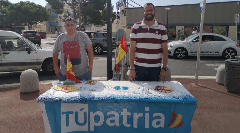 Ferré y Chaparro instalan una Mesa Informativa de TÚpatria en Miami Playa (Cataluña) porque «otra política es posible para servir» al pueblo