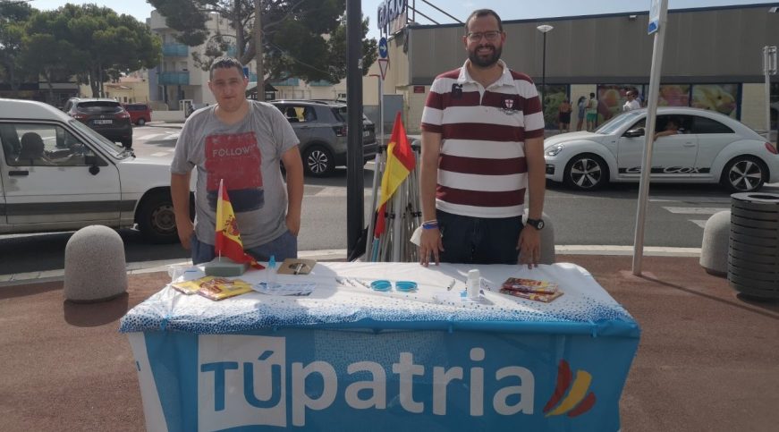 FOTOGRAFÍA. MIAMI PLAYA (TARRAGONA) ESPAÑA, 07.08.2021. Los responsables provinciales tarraconenses del partido de la derecha liberal TÚpatria, Jordi Ferré y David Chaparro. Ñ Pueblo