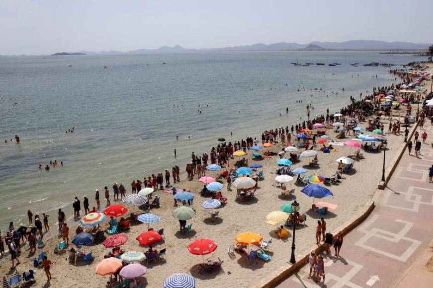 FOTOGRAFÍA. MURCIA (ESPAÑA), 29.08.2021. Miles de murcianos se han dado cita este mediodía en las orillas del Mar Menor. Efe