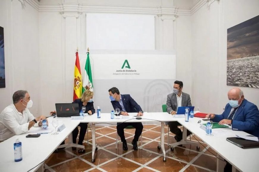 FOTOGRAFÍA. MÁLAGA (ESPAÑA), 02.08.2021. El presidente de la Junta de Andalucía, Juanma Moreno (c), junto a la portavoz, Inmaculada Salcedo (i). Efe