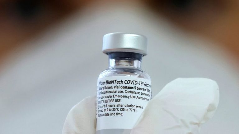 La farmacéutica Pfizer quiere vender una tercera dosis de Vacuna COVID 19 para adolescentes y adultos