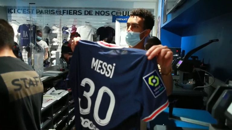 La nueva camiseta de Messi desata el fervor en París (Francia)