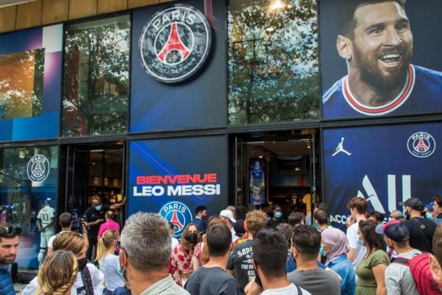 FOTOGRAFÍA. PARÍS (FRANCIA), 11.08.2021. La «Messimanía» en París por la llegada de Leo Messi al PSG. Efe (5)