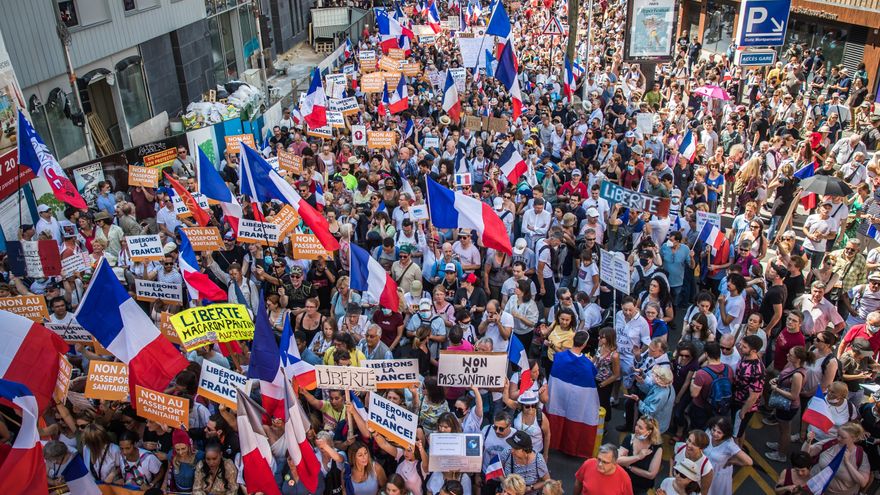 FOTOGRAFÍA. PARÍS (FRANCIA), 14.08.2021. 250.000 personas protestan en toda Francia contra Pasaporte COVID 19 (Pass Sanitaire). Efe